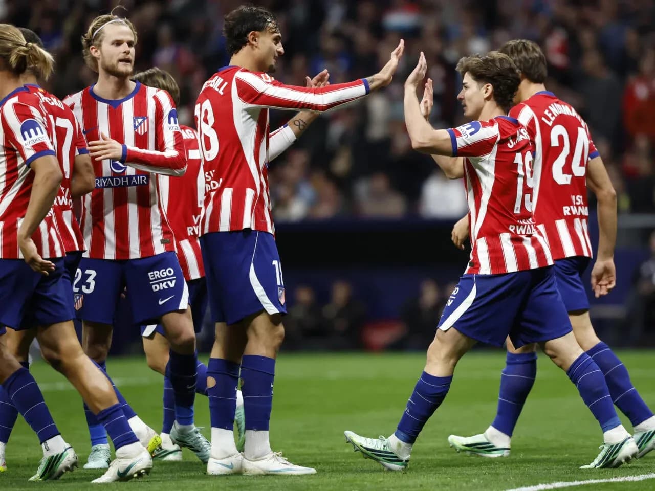 Jugadores de Atlético Madrid celebrando un gol Jugadores de Atlético Madrid celebrando un gol