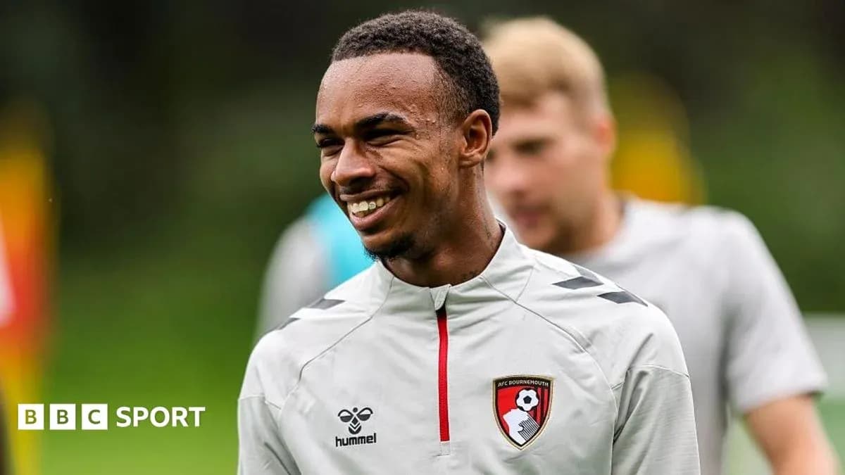 Jugador de Bournemouth sonriendo durante entrenamiento Jugador de Bournemouth sonriendo durante entrenamiento