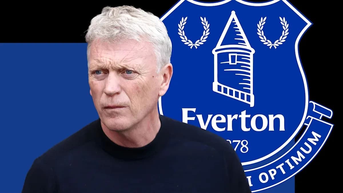 Entrenador David Moyes frente al escudo del Everton Entrenador David Moyes frente al escudo del Everton