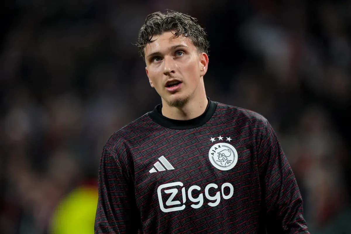 Portero de Ajax con uniforme negro en el campo Portero de Ajax con uniforme negro en el campo