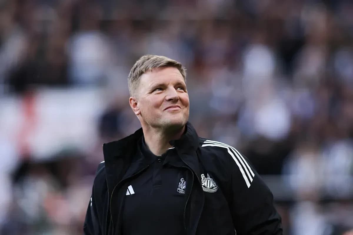 Entrenador de Newcastle en el campo durante el partido Entrenador de Newcastle en el campo durante el partido