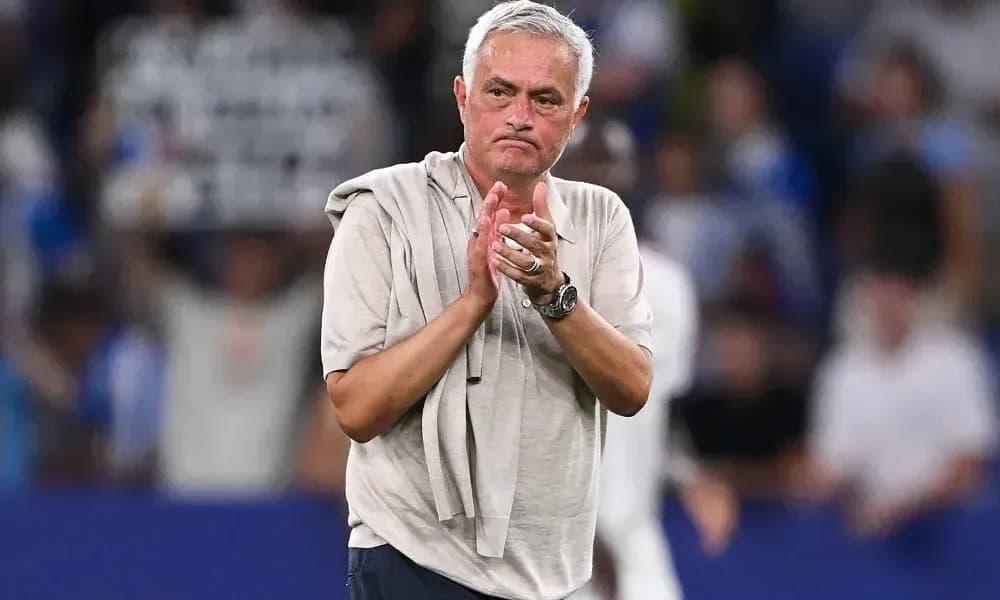 Entrenador aplaudiendo tras el partido Entrenador aplaudiendo tras el partido