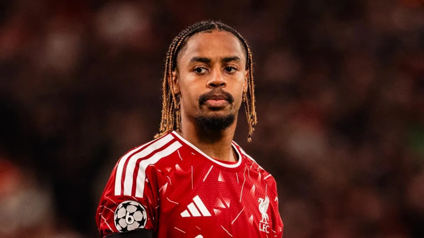 Jugador de Liverpool en el campo durante el partido Jugador de Liverpool en el campo durante el partido