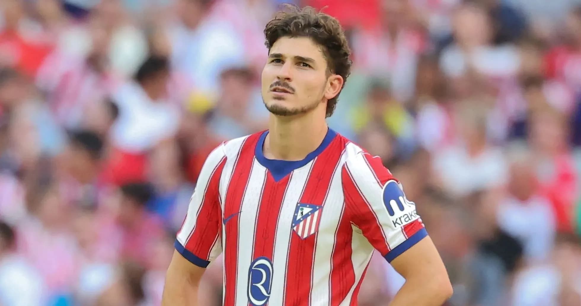 Jugador de Atlético de Madrid en partido, mirando hacia arriba Jugador de Atlético de Madrid en partido, mirando hacia arriba