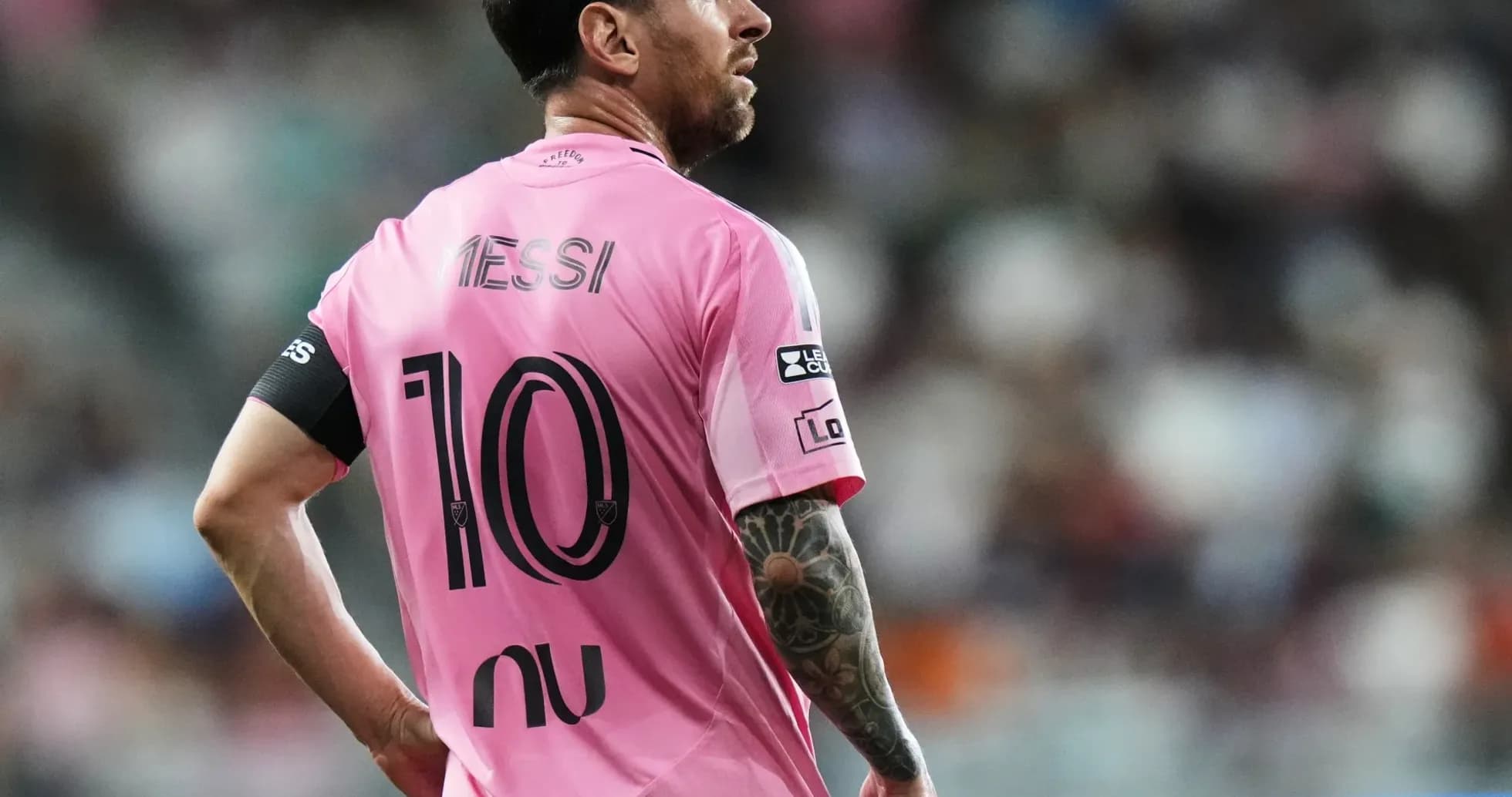 Lionel Messi en camiseta rosa durante partido Lionel Messi en camiseta rosa durante partido