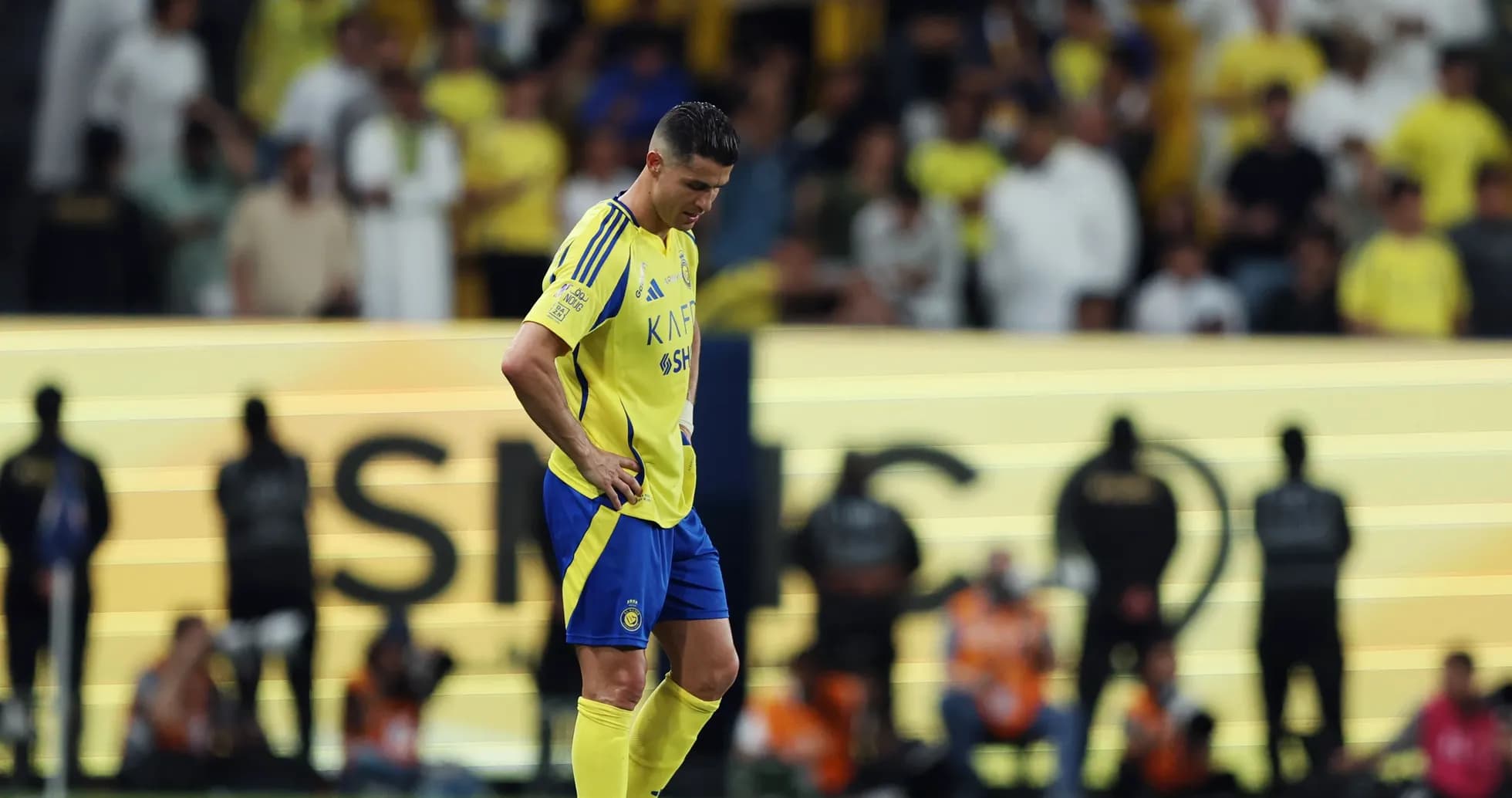 Jugador de Al Nassr mirando hacia abajo en el campo Jugador de Al Nassr mirando hacia abajo en el campo