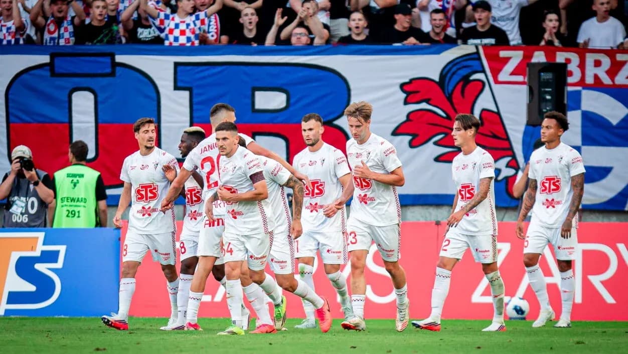 Jugadores de Gornik Zabrze celebrando un gol Jugadores de Gornik Zabrze celebrando un gol