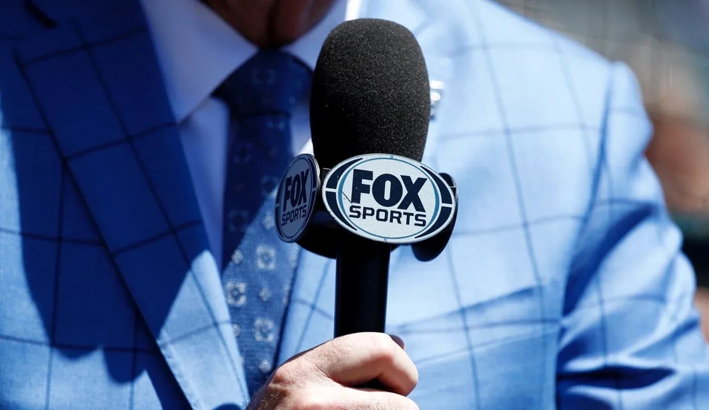 Micrófono de FOX Sports en una mano Micrófono de FOX Sports en una mano