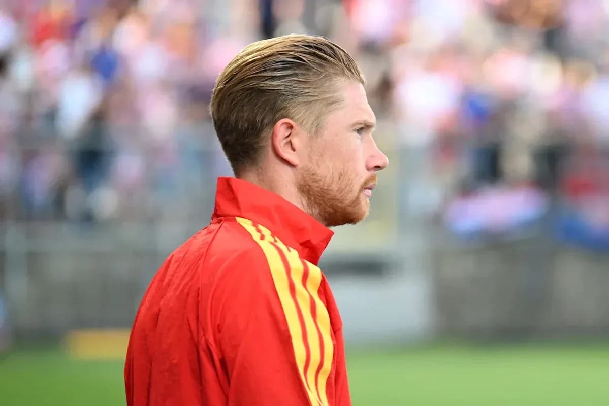 Jugador de fútbol en uniforme rojo en el campo Jugador de fútbol en uniforme rojo en el campo