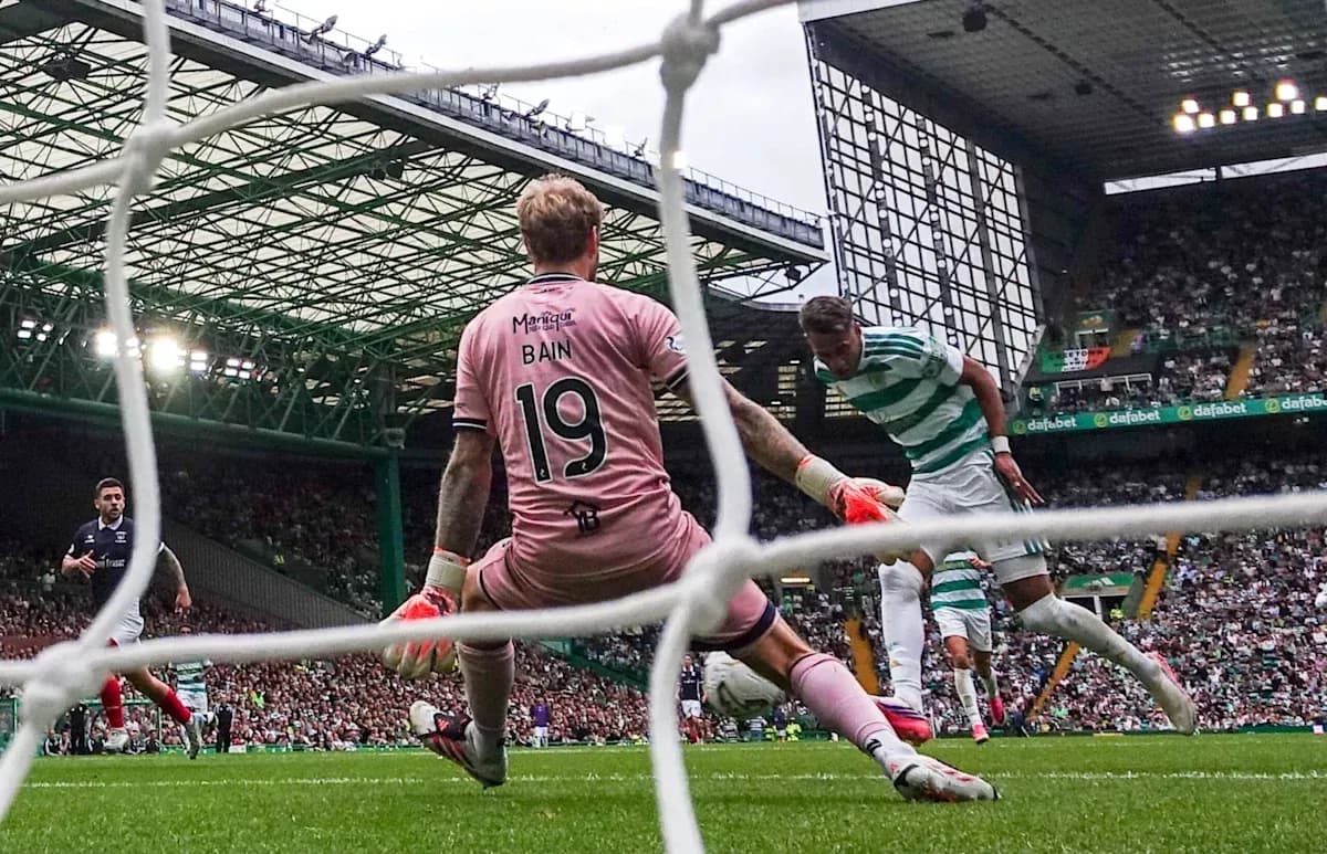 Jugador de Celtic intentando anotar contra el portero Bain Jugador de Celtic intentando anotar contra el portero Bain