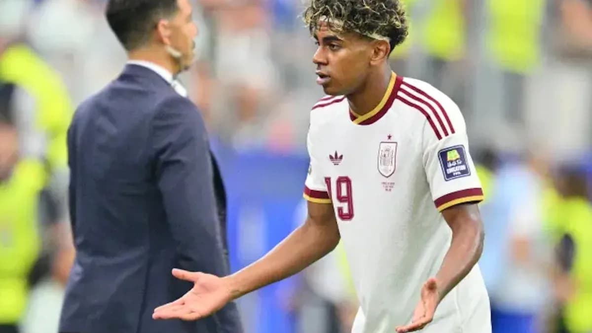 Jugador de España discutiendo con entrenador durante partido Jugador de España discutiendo con entrenador durante partido