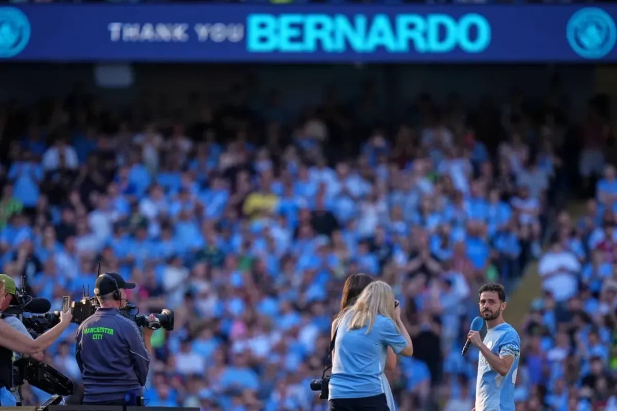 Jugador siendo homenajeado ante afición de Manchester City Jugador siendo homenajeado ante afición de Manchester City