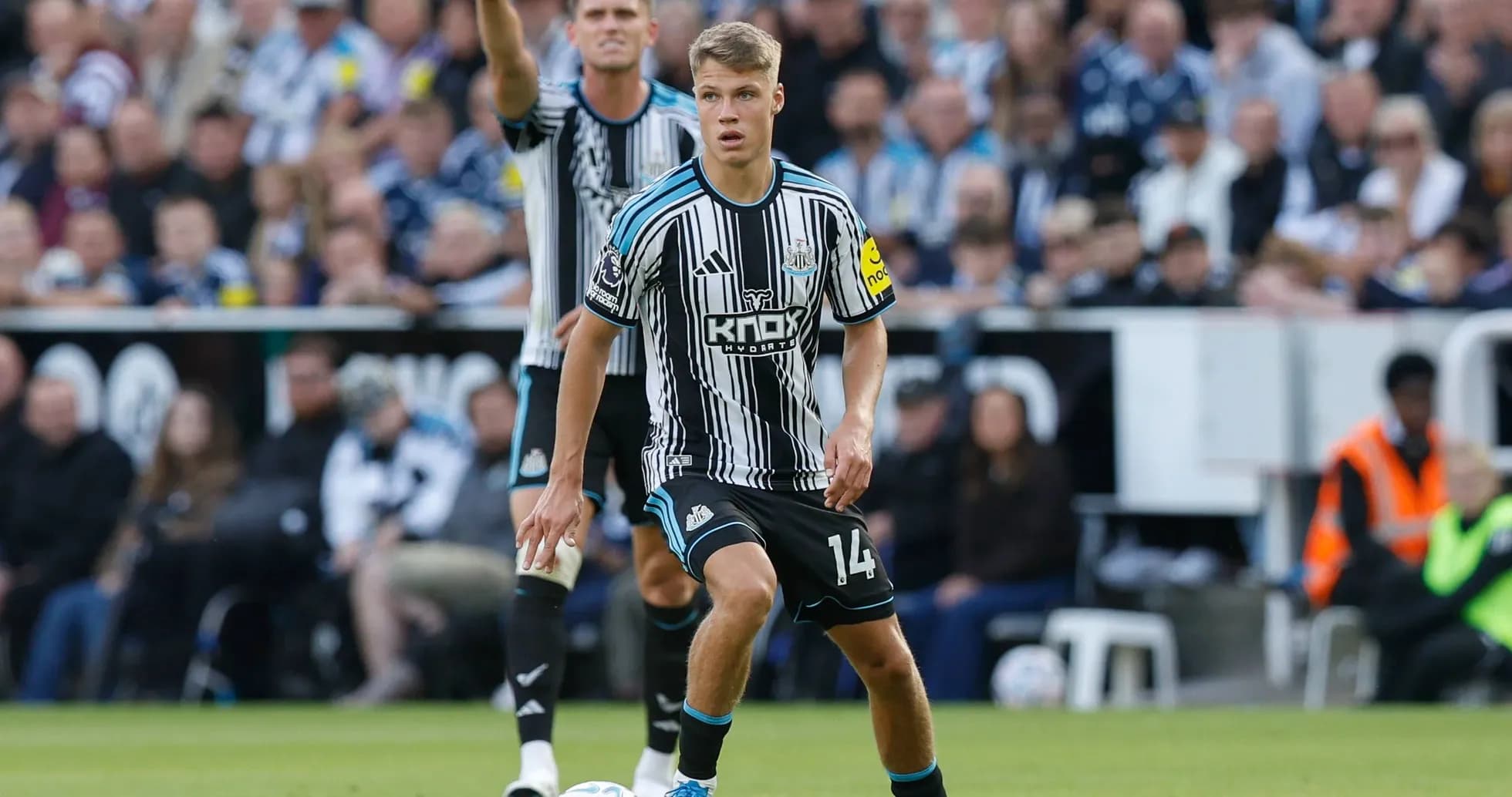 Jugador de Newcastle United controlando el balón en el campo Jugador de Newcastle United controlando el balón en el campo