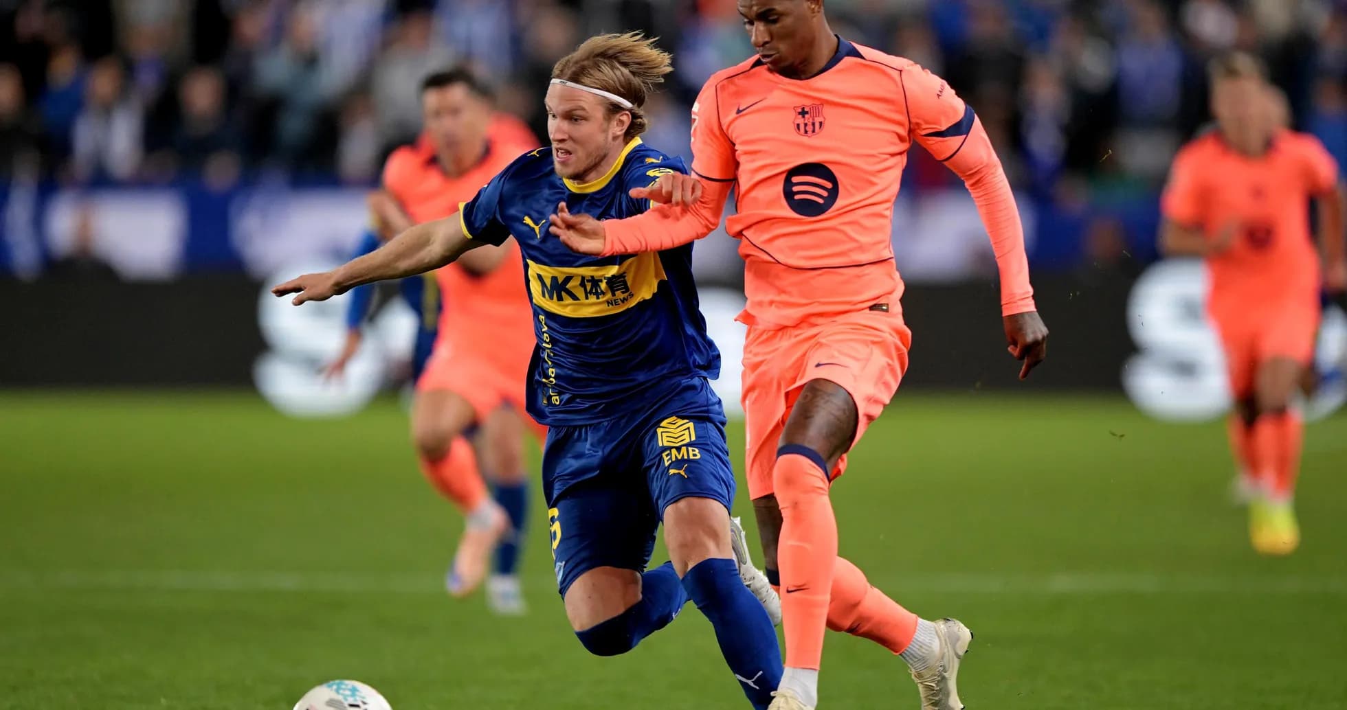 Barcelona y Alavés luchando por el balón Barcelona y Alavés luchando por el balón