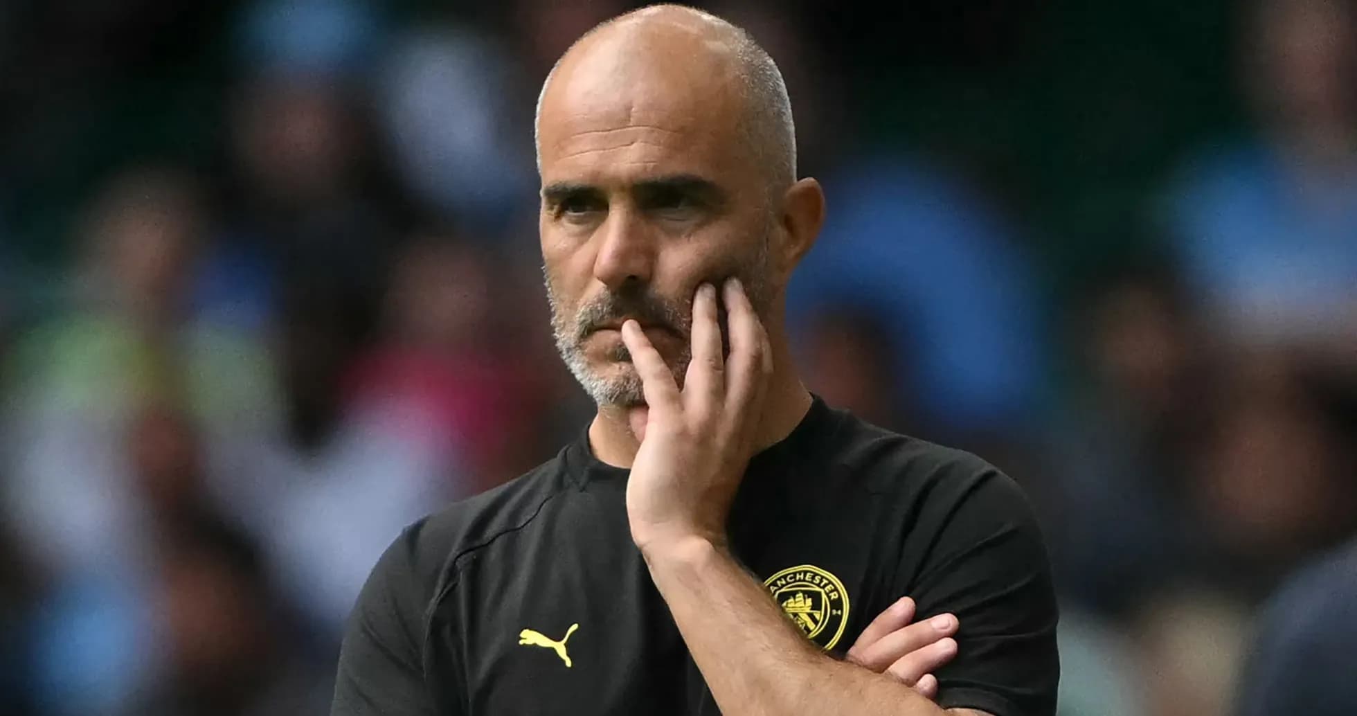 Entrenador con mano en la cara durante el partido Entrenador con mano en la cara durante el partido