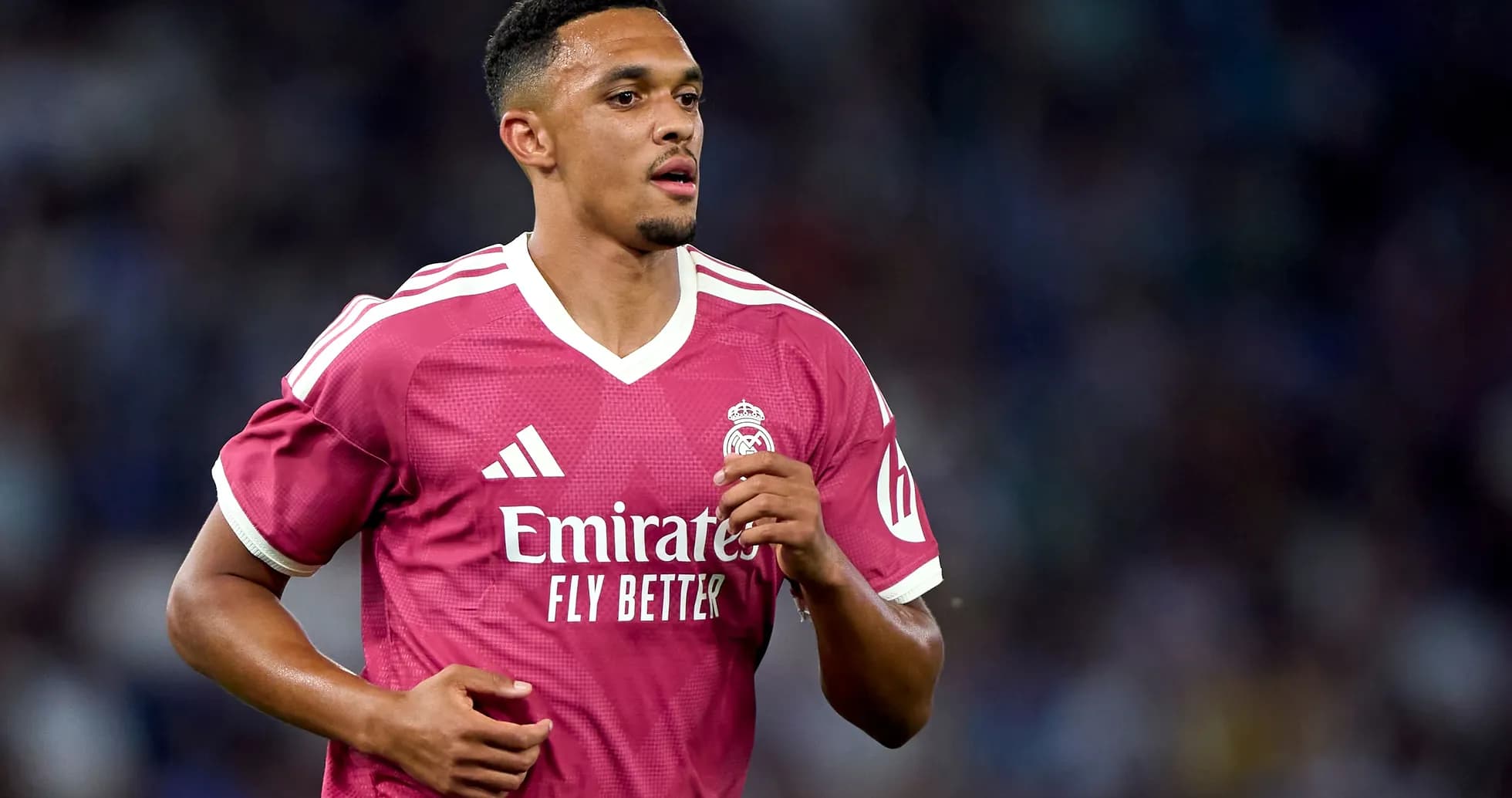 Jugador del Real Madrid en uniforme rosa durante partido Jugador del Real Madrid en uniforme rosa durante partido
