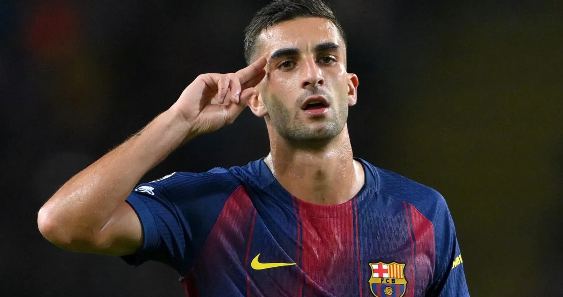 Jugador de FC Barcelona celebrando con gesto de saludo Jugador de FC Barcelona celebrando con gesto de saludo