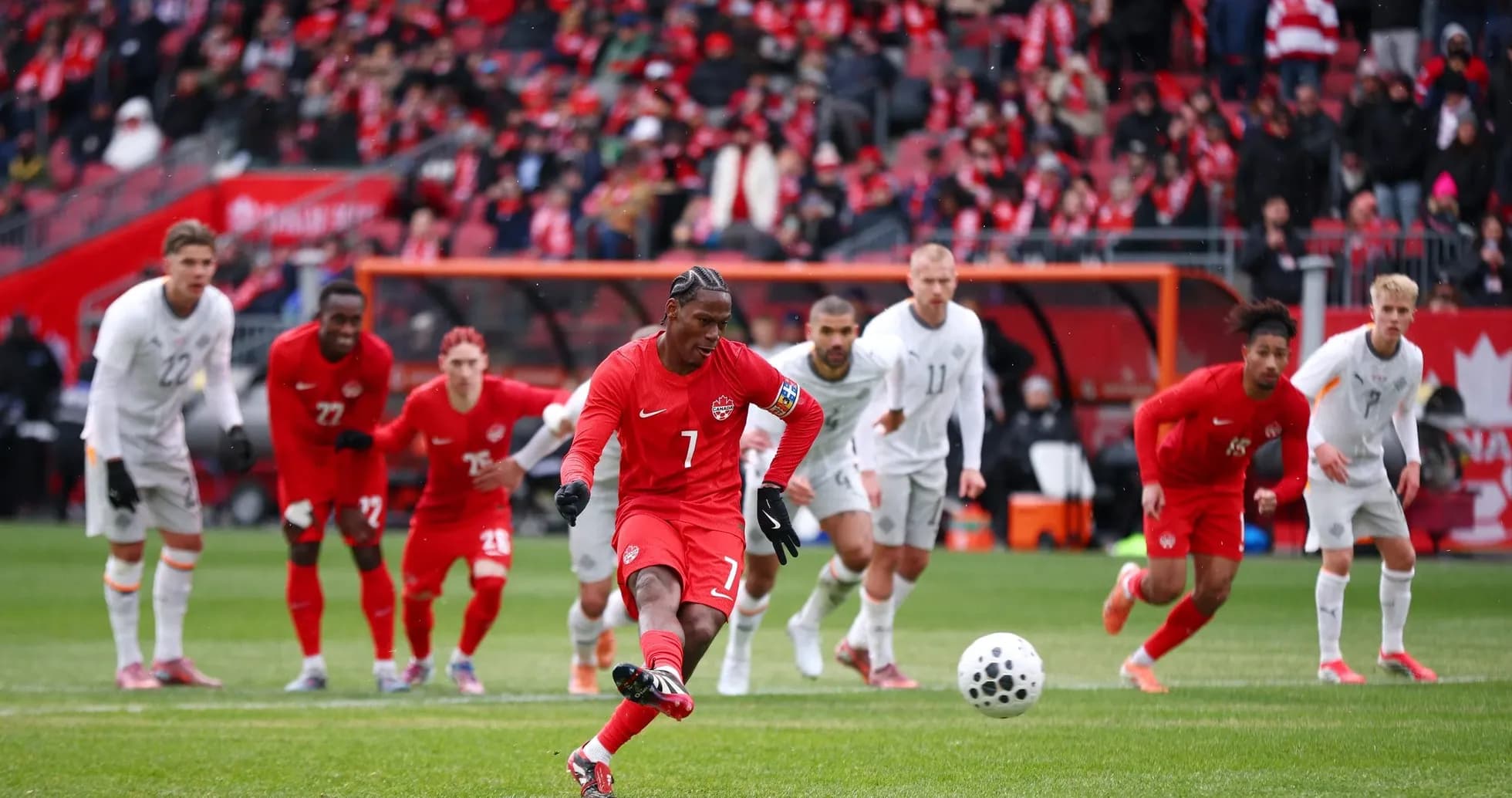 Jugador de Canadá ejecutando un penalti Jugador de Canadá ejecutando un penalti