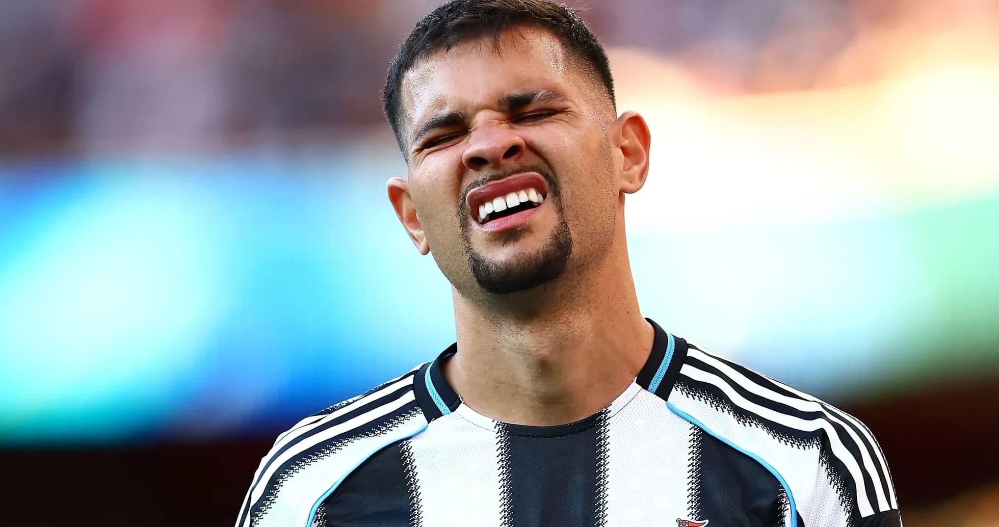 Jugador de Newcastle mostrando expresión de dolor Jugador de Newcastle mostrando expresión de dolor