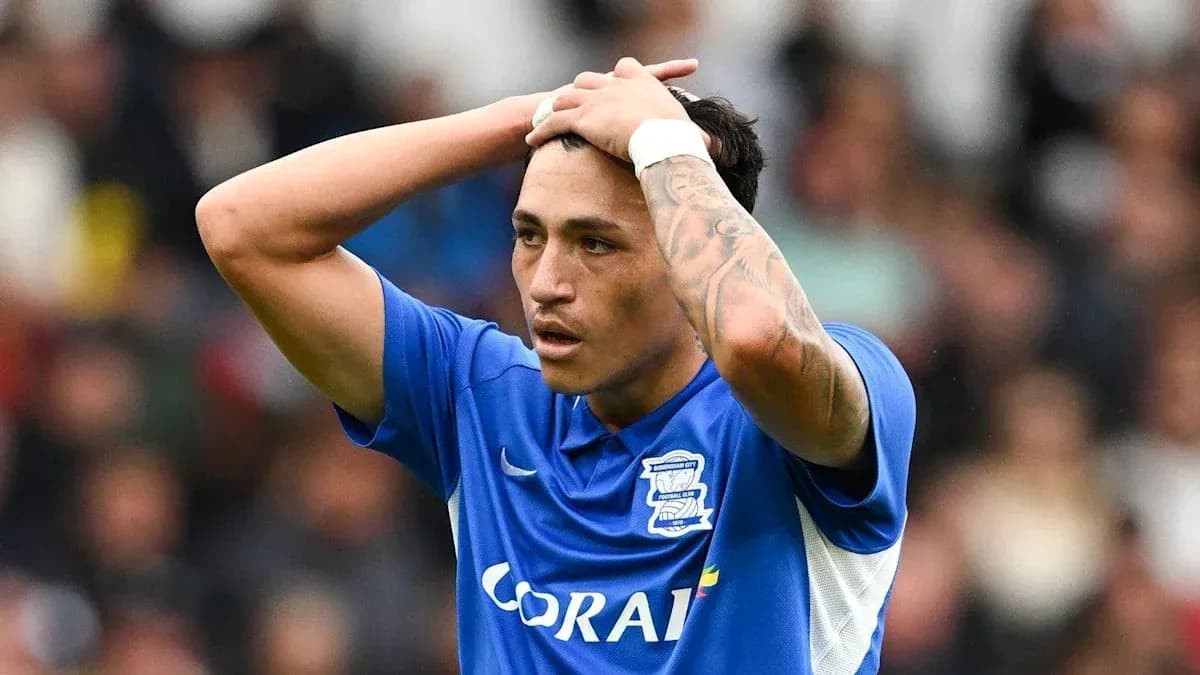 Jugador de Birmingham City con las manos en la cabeza Jugador de Birmingham City con las manos en la cabeza