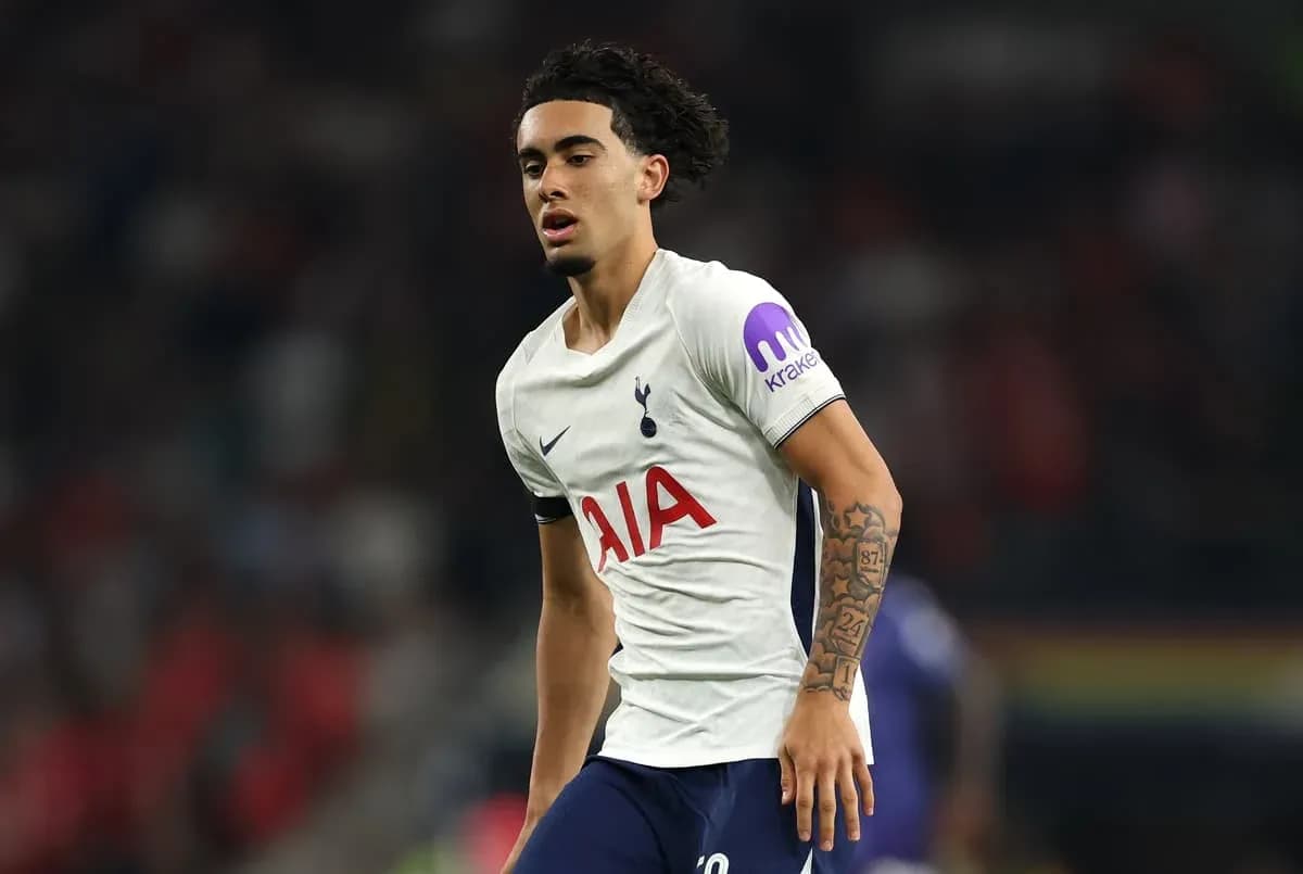 Jugador de Tottenham corriendo durante un partido Jugador de Tottenham corriendo durante un partido