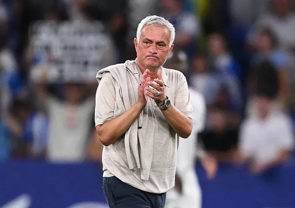 Entrenador aplaudiendo tras el partido Entrenador aplaudiendo tras el partido