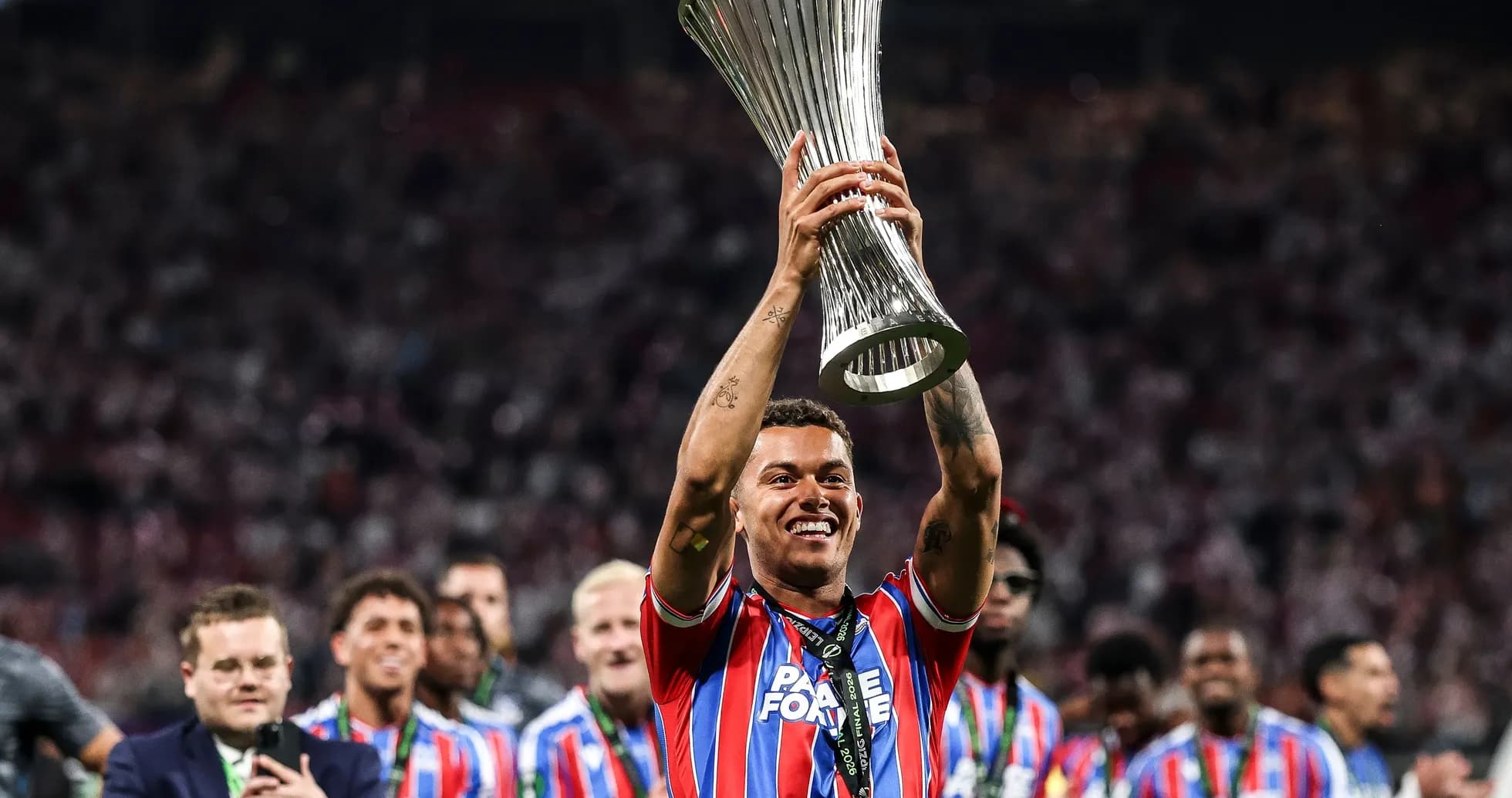Jugador levantando el trofeo de la UEFA Europa League Jugador levantando el trofeo de la UEFA Europa League