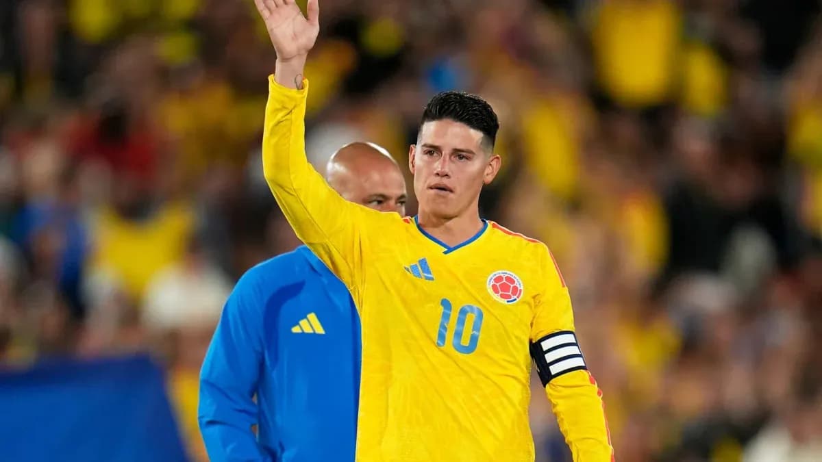 Jugador colombiano saludando con camiseta amarilla Jugador colombiano saludando con camiseta amarilla
