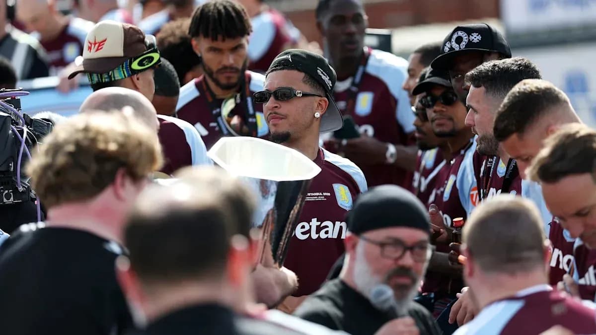 Jugadores de Aston Villa celebrando con trofeo Jugadores de Aston Villa celebrando con trofeo