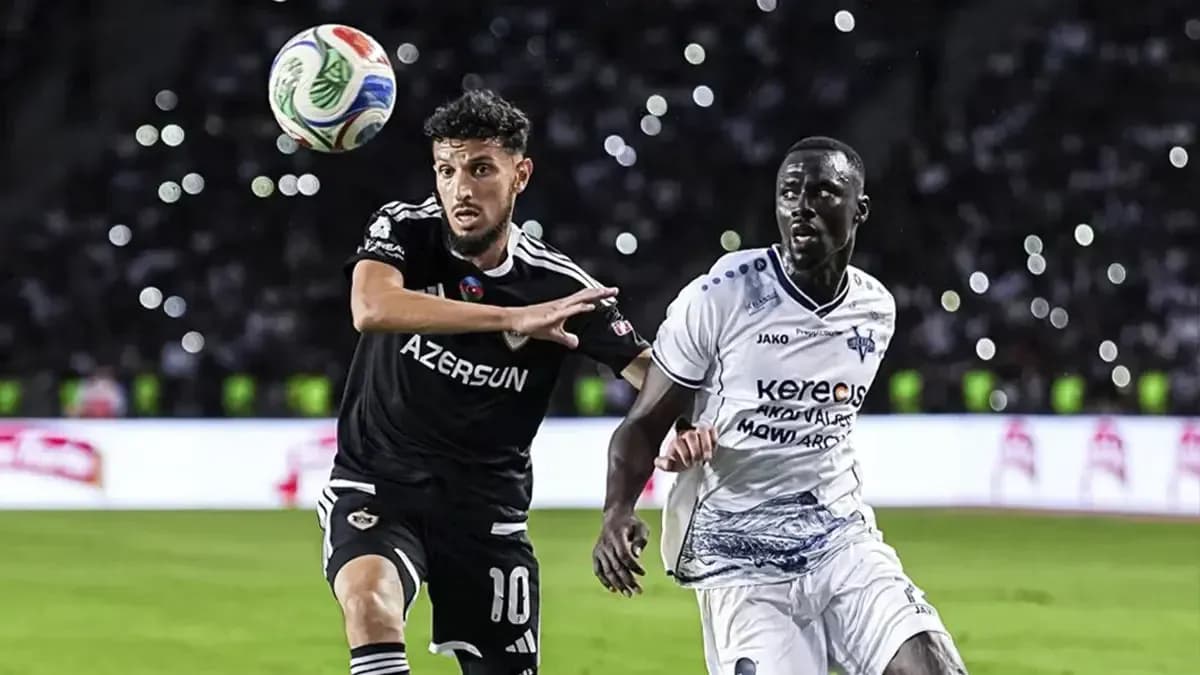 Jugador de Qarabag controla el balón frente a Vestri Jugador de Qarabag controla el balón frente a Vestri