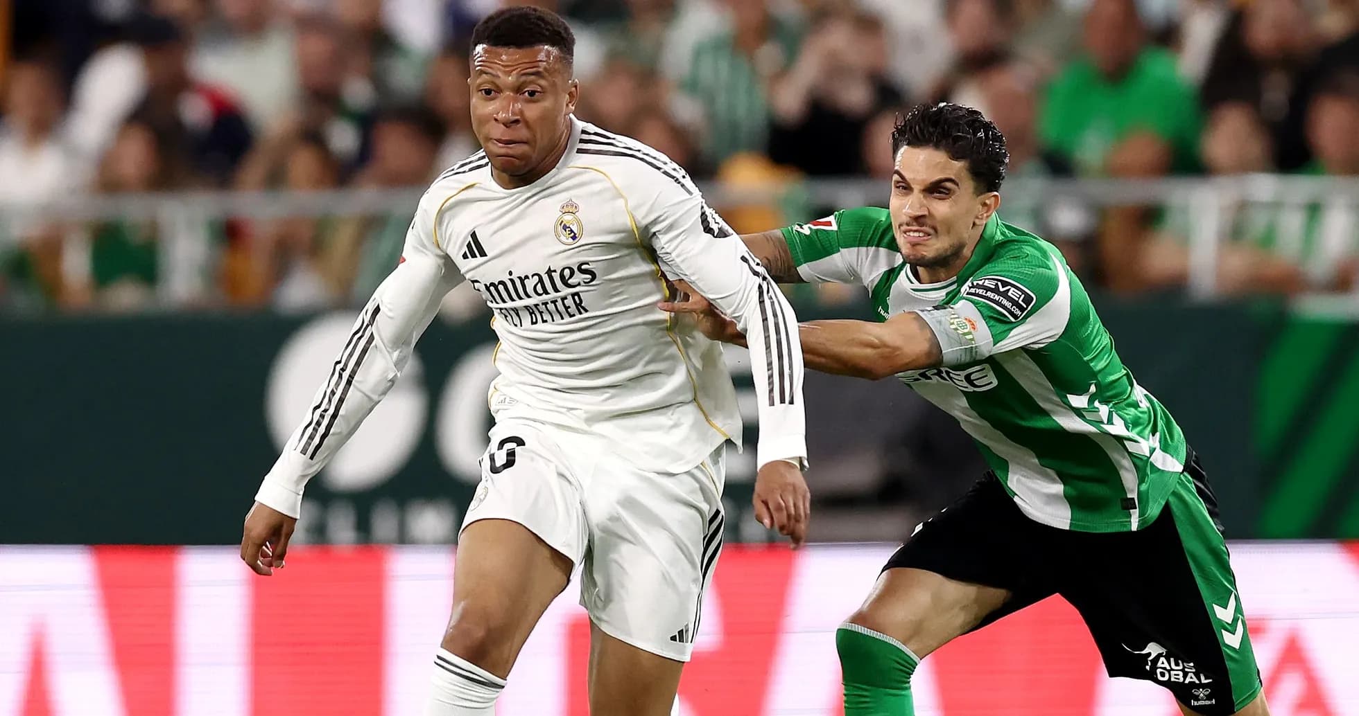 Jugador de Real Madrid corriendo con el balón, siendo marcado Jugador de Real Madrid corriendo con el balón, siendo marcado