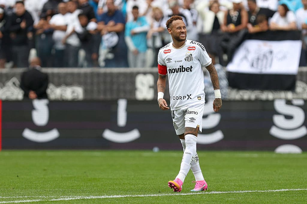 Neymar sonriente en el campo con camiseta de Santos Neymar sonriente en el campo con camiseta de Santos
