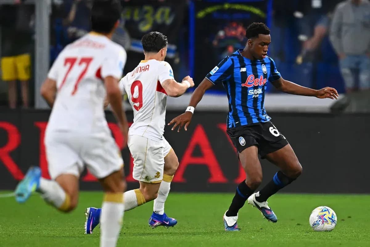 Jugador de Atalanta driblando a oponente de Roma Jugador de Atalanta driblando a oponente de Roma