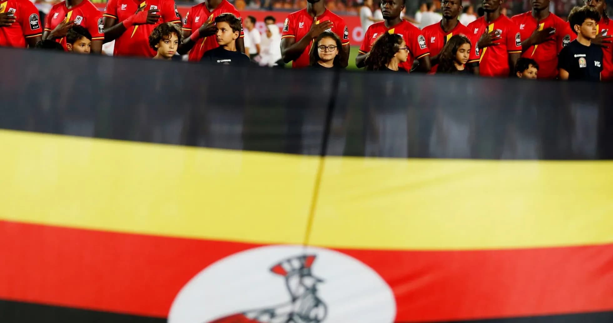 Jugadores de Uganda con bandera nacional en el himno Jugadores de Uganda con bandera nacional en el himno