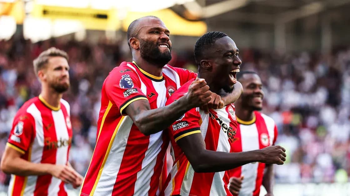Jugadores de Brentford celebrando un gol juntos Jugadores de Brentford celebrando un gol juntos