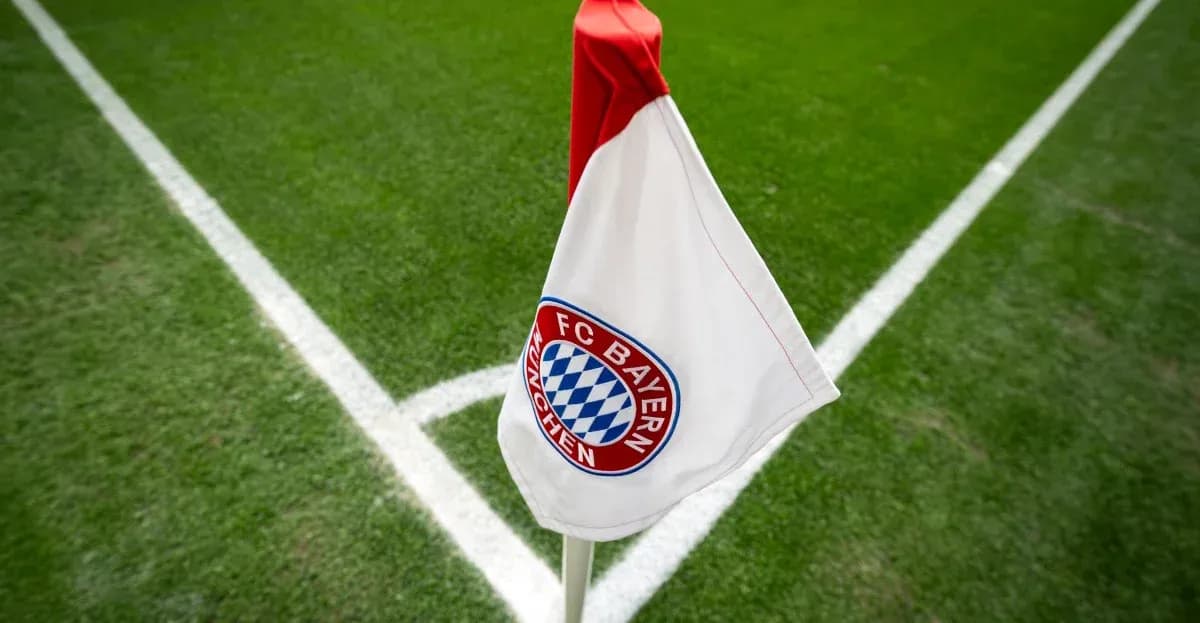 Esquina del campo con bandera de FC Bayern Múnich Esquina del campo con bandera de FC Bayern Múnich