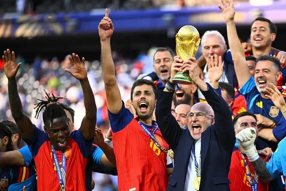 Jugadores de España celebrando con el trofeo de la Copa del Mundo Jugadores de España celebrando con el trofeo de la Copa del Mundo