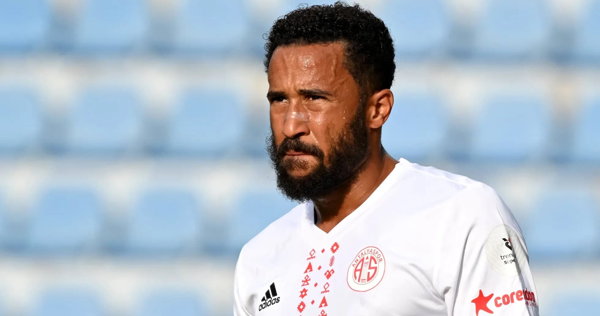 Jugador de Antalya en uniforme blanco durante partido Jugador de Antalya en uniforme blanco durante partido