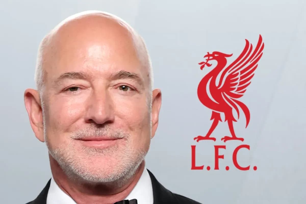 Hombre sonriendo con logo de Liverpool en fondo Hombre sonriendo con logo de Liverpool en fondo