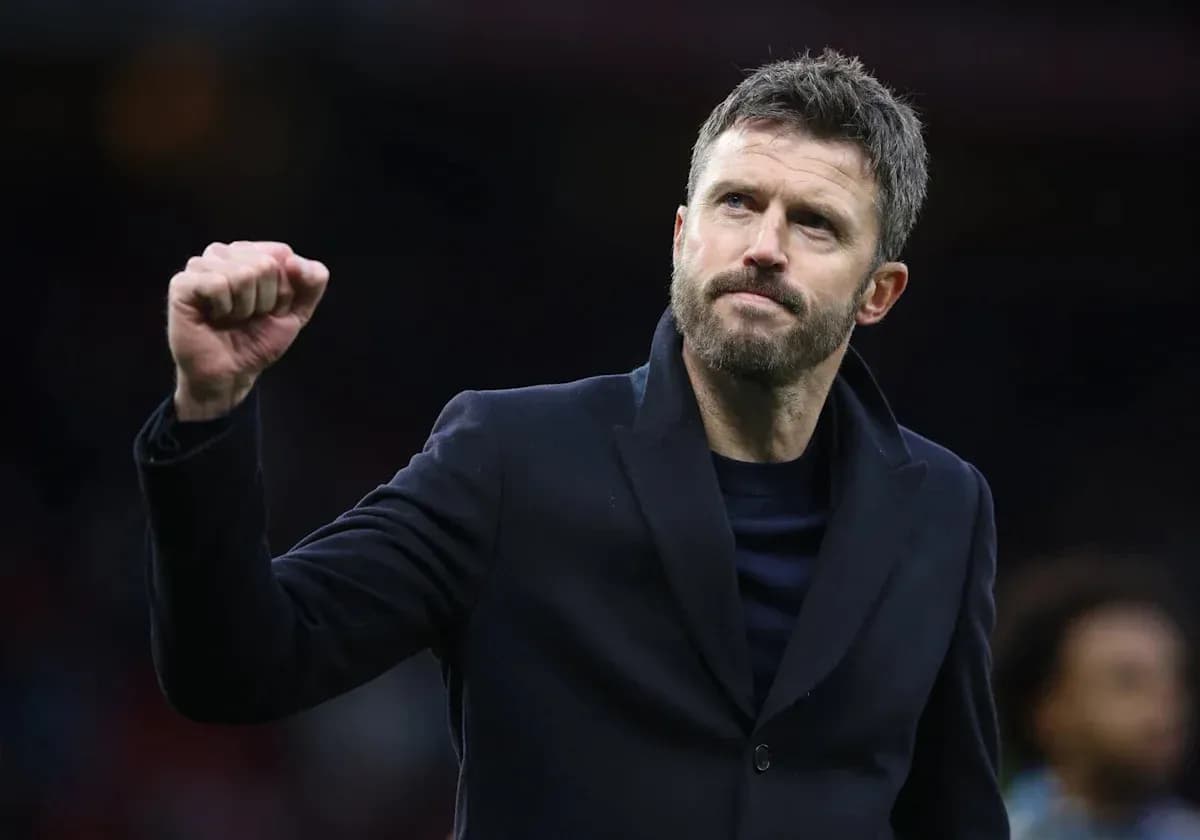 Entrenador levantando el puño tras el partido Entrenador levantando el puño tras el partido