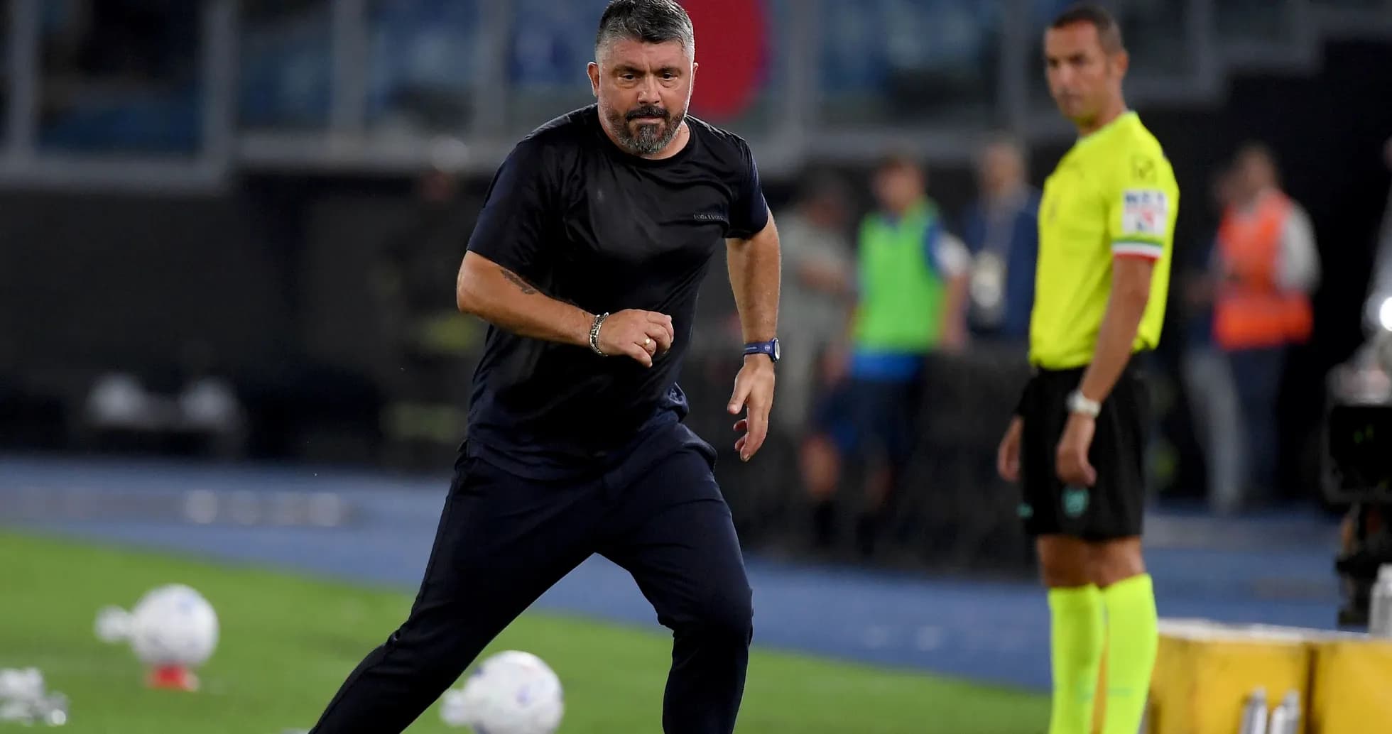 Entrenador corriendo durante el partido en el campo Entrenador corriendo durante el partido en el campo