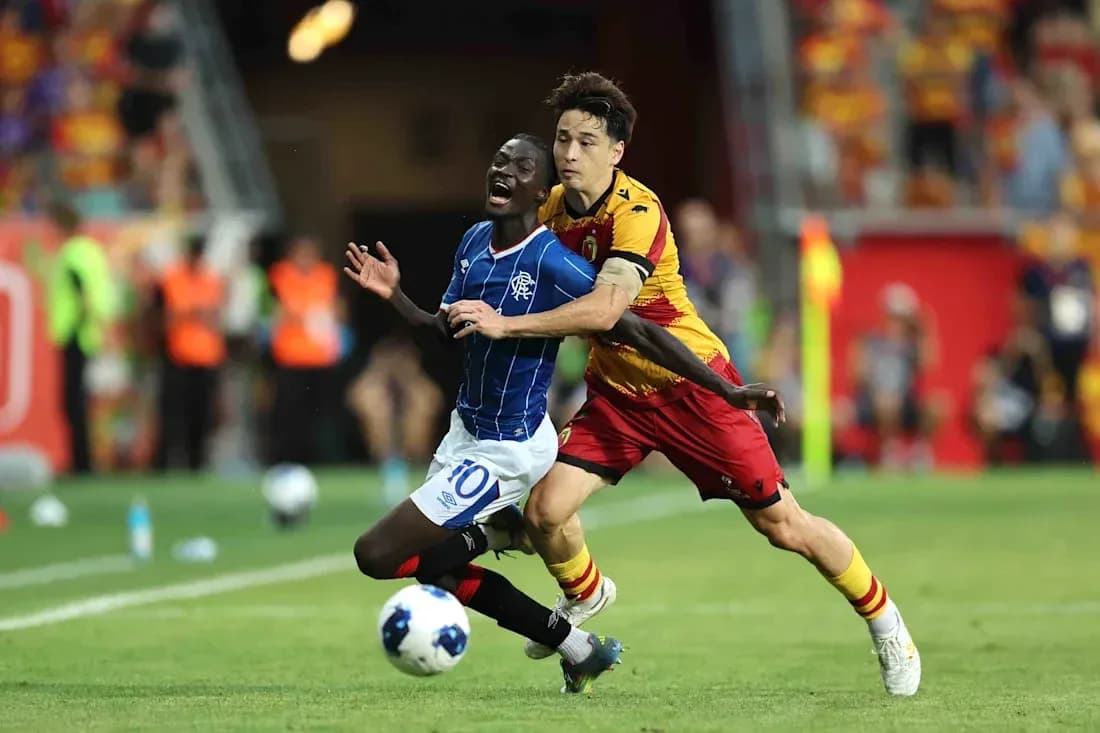 Jugador de Jagiellonia luchando por el balón Jugador de Jagiellonia luchando por el balón