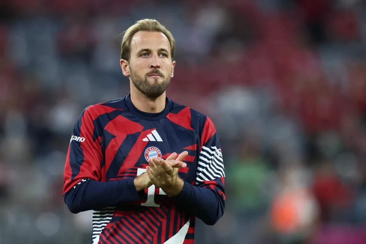 Jugador de Bayern Múnich aplaudiendo en el campo Jugador de Bayern Múnich aplaudiendo en el campo