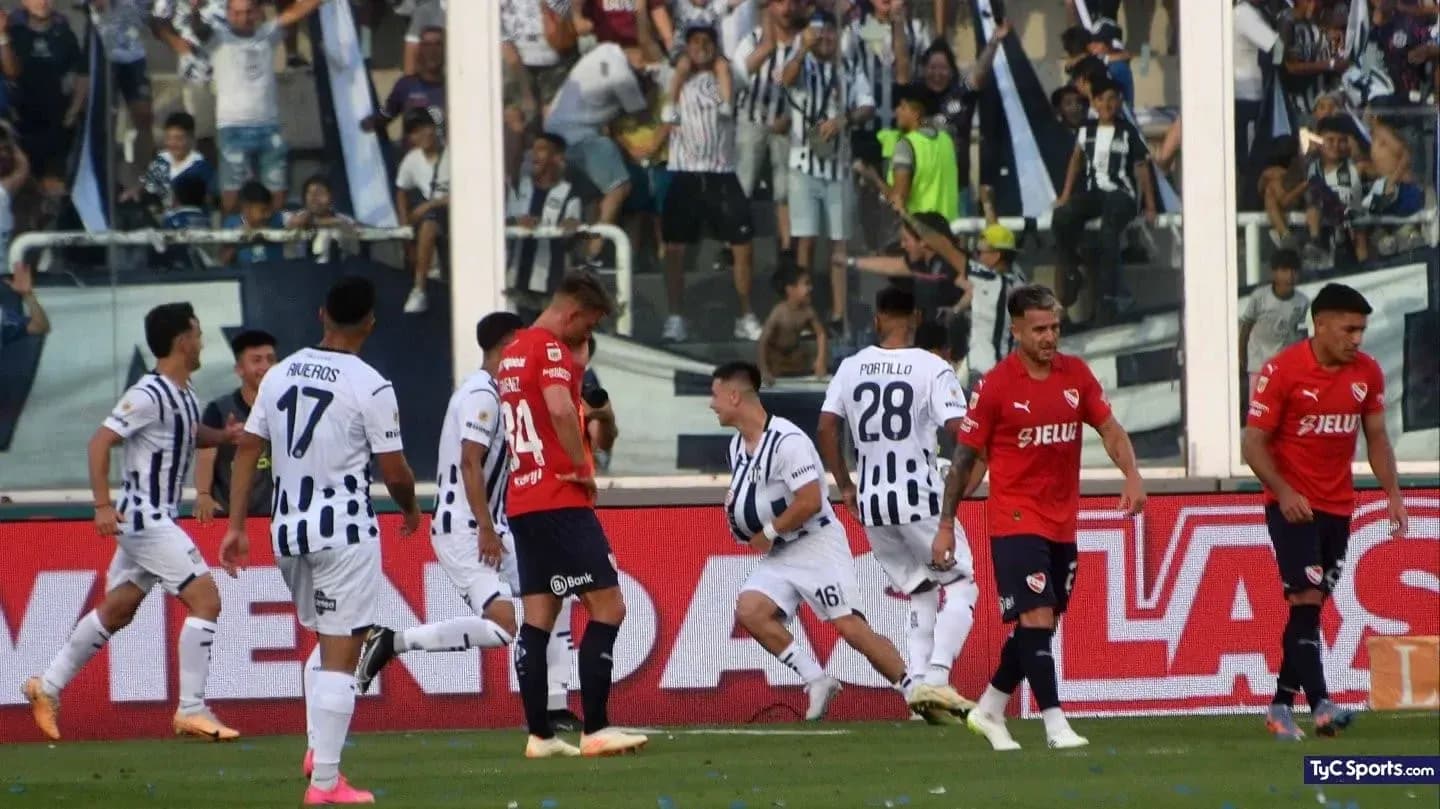 Jugadores de Talleres celebrando un gol Jugadores de Talleres celebrando un gol