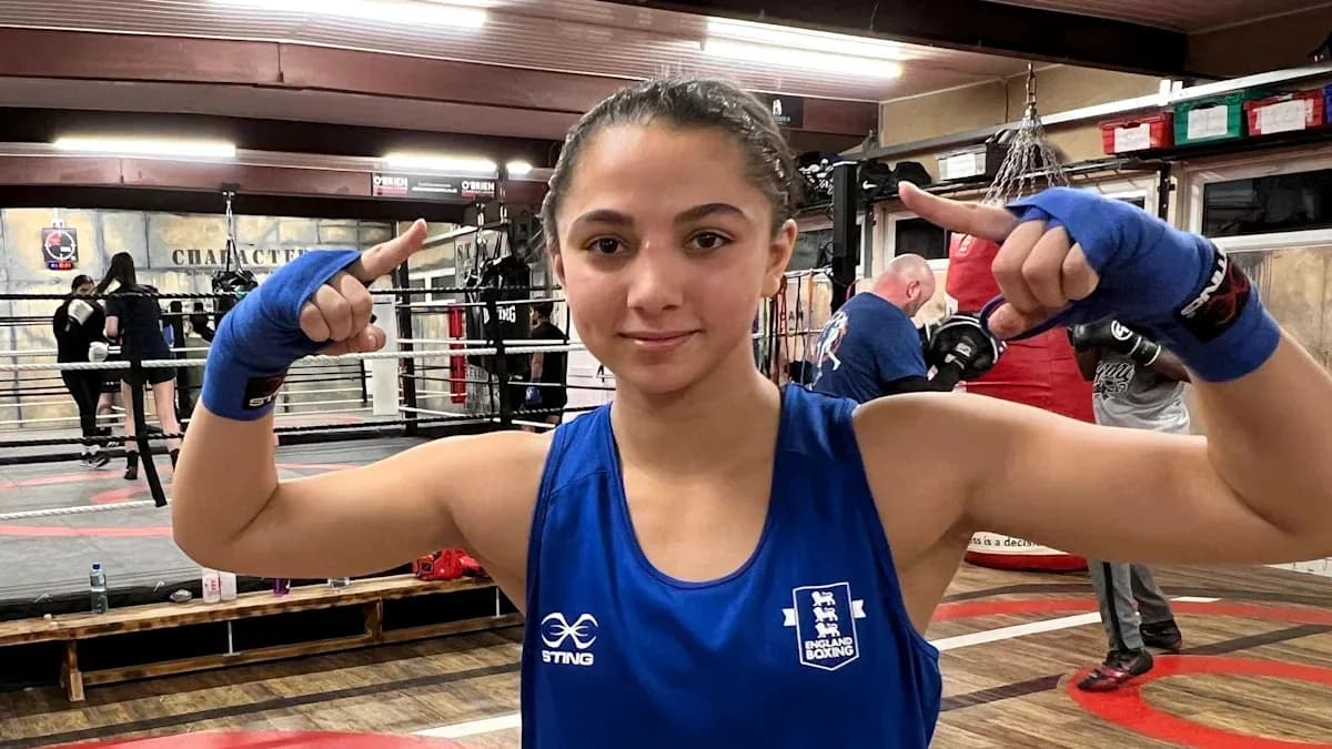Boxeadora en el gimnasio mostrando señal de victoria Boxeadora en el gimnasio mostrando señal de victoria