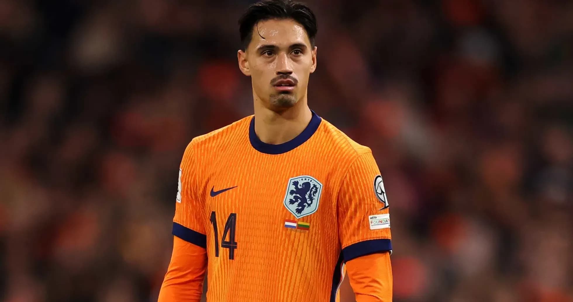 Jugador de los Países Bajos en uniforme naranja durante partido Jugador de los Países Bajos en uniforme naranja durante partido