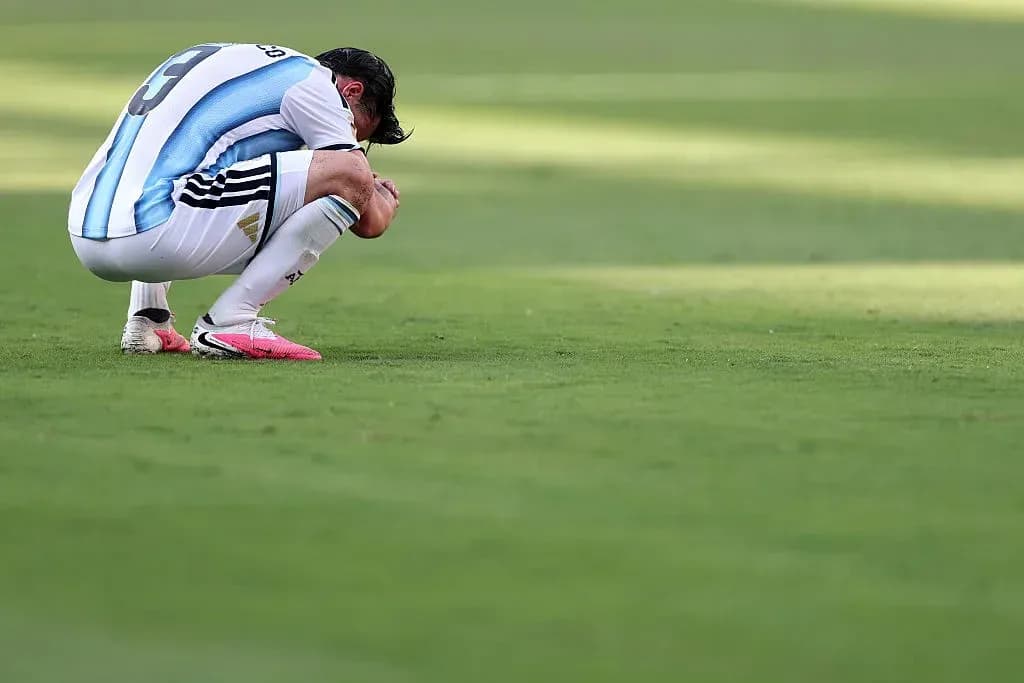 Jugador de Argentina arrodillado en el campo Jugador de Argentina arrodillado en el campo