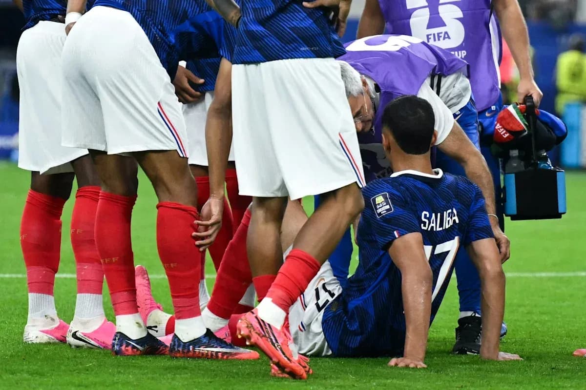 Jugador de Francia siendo atendido por el personal médico Jugador de Francia siendo atendido por el personal médico