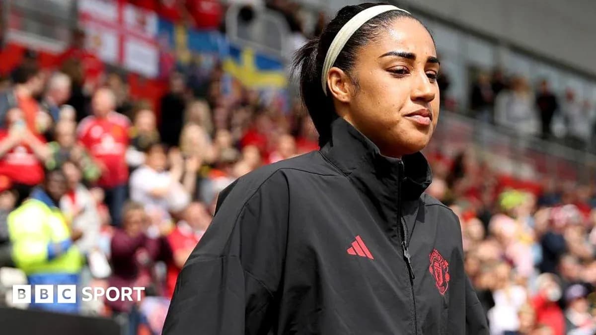 Jugadora de Manchester United ingresando al campo Jugadora de Manchester United ingresando al campo