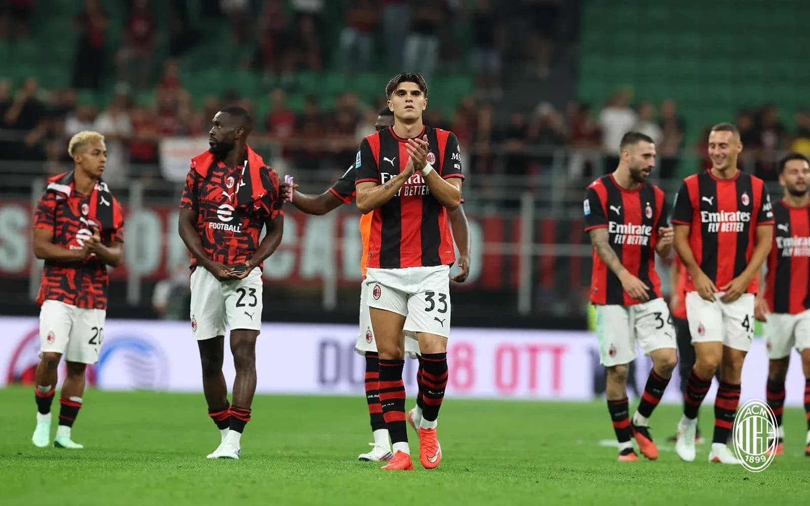 Jugadores del AC Milan aplaudiendo al público Jugadores del AC Milan aplaudiendo al público